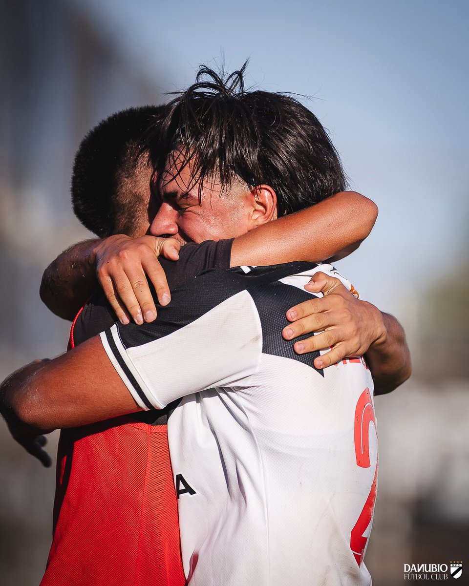 🤝 𝐁𝐫𝐨𝐬

Nico mojó y fue a abrazar a Bauti, su hermano, jugador de nuestras formativas. 

#LaUniversidad🎓