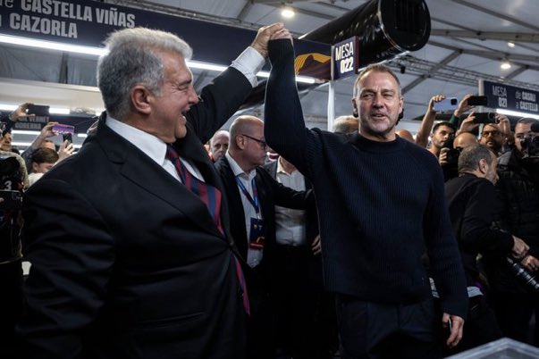 FRBarca_'s tweet photo. 🚨 Flick : 

« Lorsque j'ai signé mon contrat avec le Barça, le président Laporta m'a remis une lettre en catalan et en allemand. Elle contenait un message important prononcé un jour par Johan Cruyff. »

« Il a dit que Cruyff est le fondateur du FC Barcelone moderne, et qu'il est très important non seulement de gagner, mais aussi la manière dont on gagne, la manière dont on joue au football, c'est crucial. »