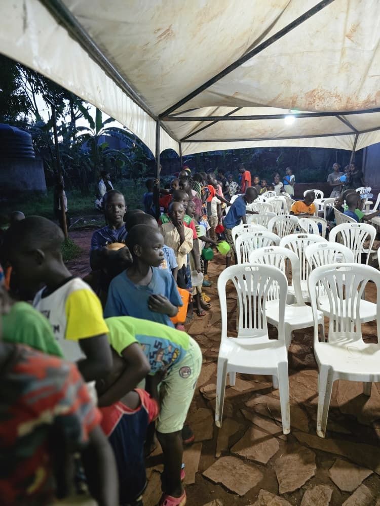 timetohelp_CH's tweet photo. 🌙🤲 Iftar in Uganda – Danke für eure Grosszügigkeit

Dank der grossartigen Unterstützung unserer Spenderinnen und Spender konnte Time To Help – Switzerland in Uganda einen besonderen Iftar für viele Kinder und Familien ermöglichen. https://t.co/vH8abJVGRH