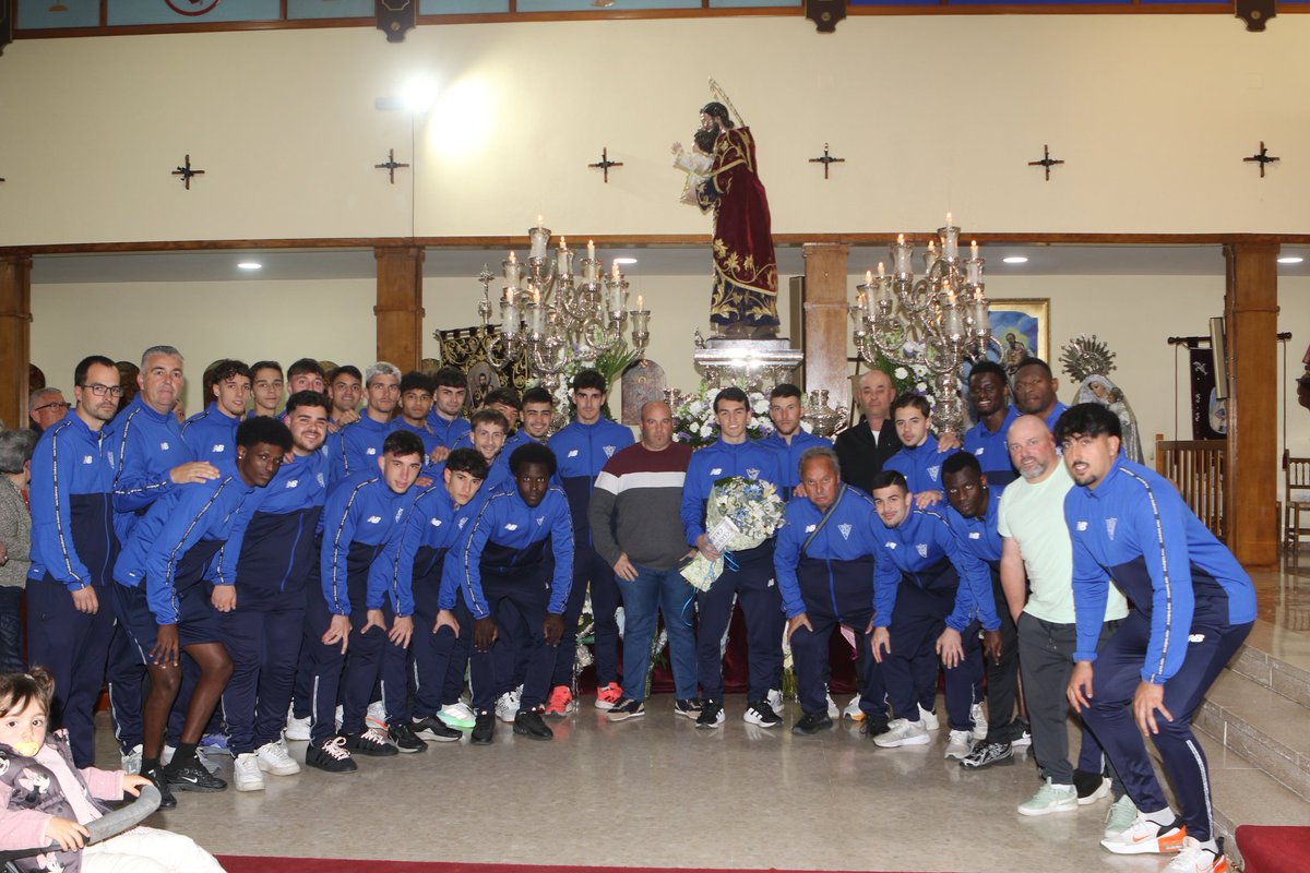 Jugadores y cuerpo técnico y directiva del <a href="/CCalamonte/">CD Calamonte</a> han realizado la tradicional ofrenda al patrón de la localidad San José, donde durante en esta semana se celebraran las ferias y fiestas de nuestro pueblo.
¡ Viva San José Bendito !