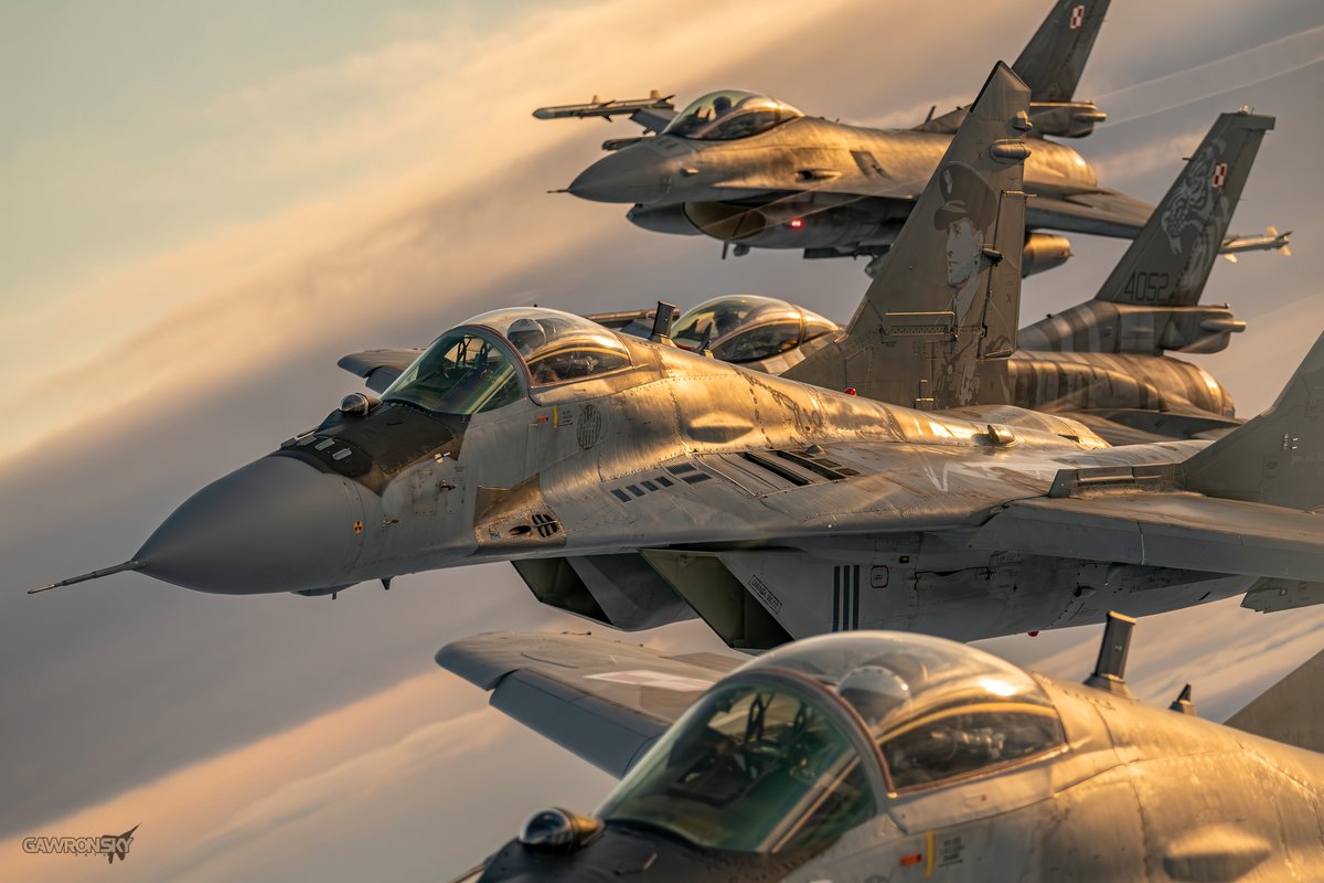 m_gawronski's tweet image. Dyżur bojowy ma swoją prostą istotę, pełna gotowość i obecność tam gdzie trzeba, wtedy gdy sytuacja tego wymaga 🇵🇱✈️🛡️

#gawronsky #MiG29 #F16 #PolishAirForce #QRA #AviationPhotography