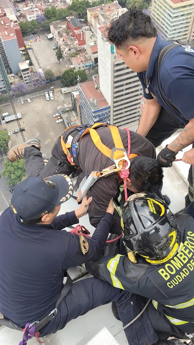 Bomberos y rescatistas ayudaron y lograron poner a salvo a un trabajador que se quedó atorado el andamio en lo alto del hotel Saint Regis en Reforma. <a href="/lopezdoriga/">Joaquín López-Dóriga</a> <a href="/azucenau/">Azucena Uresti</a> <a href="/LupitaJuarezH/">LupitaJuarez</a>