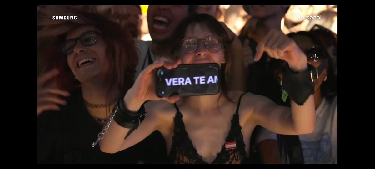 _cappuccinx_'s tweet photo. mi mejor amiga estaba en el lolla en la valla mirando men I trust y aprovechó que la mostraban para mandarme un msj A MI dios que alta dejan la vara las amigas 😭 https://t.co/0GJNF3Td7s