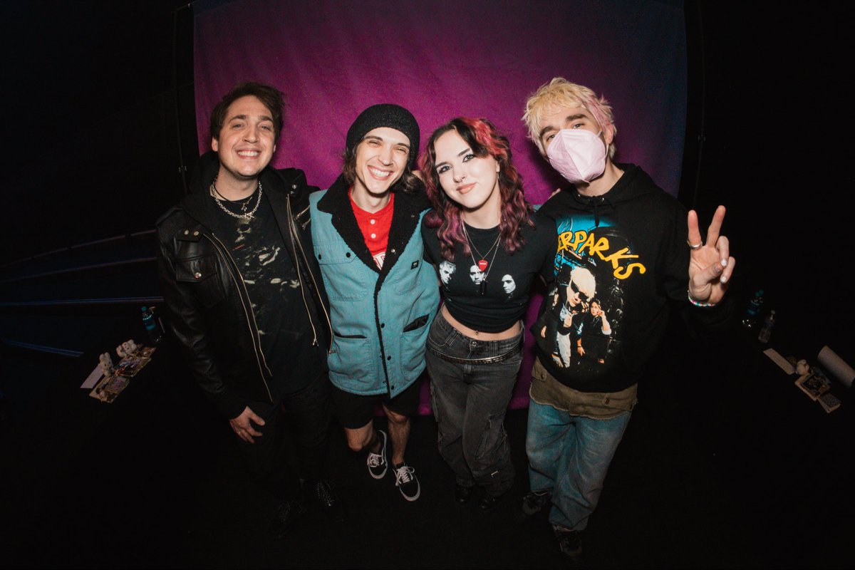 RawrXstephen's tweet photo. FOTOS CAME IN WE LOOKING CUTE 
@waterparks @awsten @underscoregeoff https://t.co/9Ftol2Lfw2