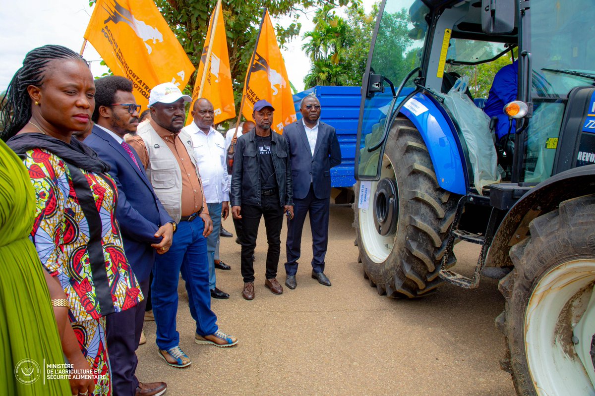 butondonzangi's tweet photo. À Kisangani, j’ai procédé à la remise symbolique des tracteurs et intrants agricoles destinés aux territoires de la Tshopo. La mécanisation est un levier essentiel pour réussir la révolution agricole voulue par le Président Félix Tshisekedi et accroître durablement notre production.