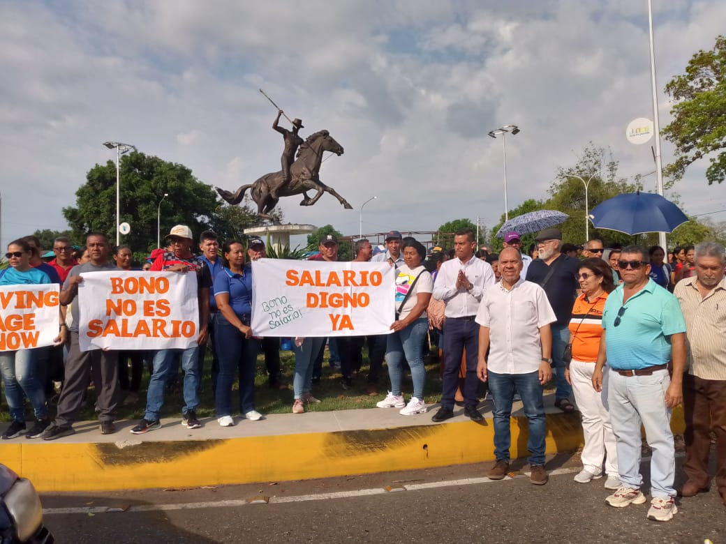 QPEV_'s tweet photo. #PulsoRegional #Barinas #16Marzo Docentes universitarios reiteraron que no están pidiendo un aumento de bono, piden sueldos que satisfagan las necesidades de ellos como trabajadores; de los docentes activos y jubilados. "Sueldos que deben ser ajustados a la brevedad posible y al grado de emergencia de la colectividad universitaria", declaró Junior Abreu, presidente de la Asociación de Profesores de la Unellez. Foto: Neptali Querales Vía: @briceida2010
