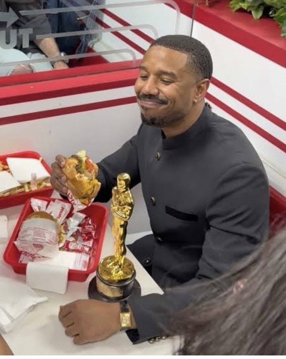 innoutburger_'s tweet image. Welcome to In-N-Out. Where Grammy award winners are made. 🏆