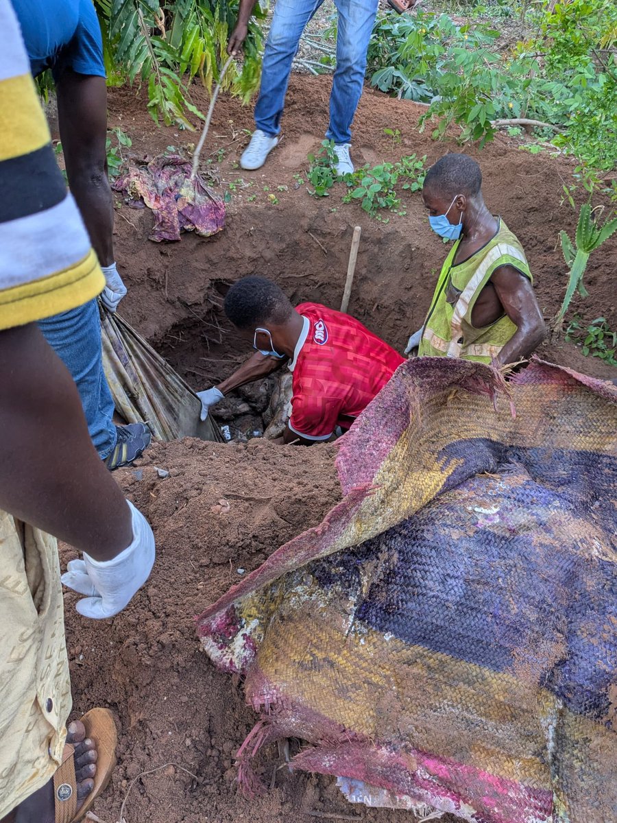 Mwanaume mmoja amekutwa amefariki Dunia baada mwili wake kukutwa umefukiwa pembeni ya nyumba inayosemekana ni nyumba yao huku ikisemekana aliefanya tukio hilo ni Mke wake na kwa sasa hajulikani alipo kimbilia.

Tukio hilo la kufukiwa kwa Mwanaume huyo anayetajwa kwa majina ya