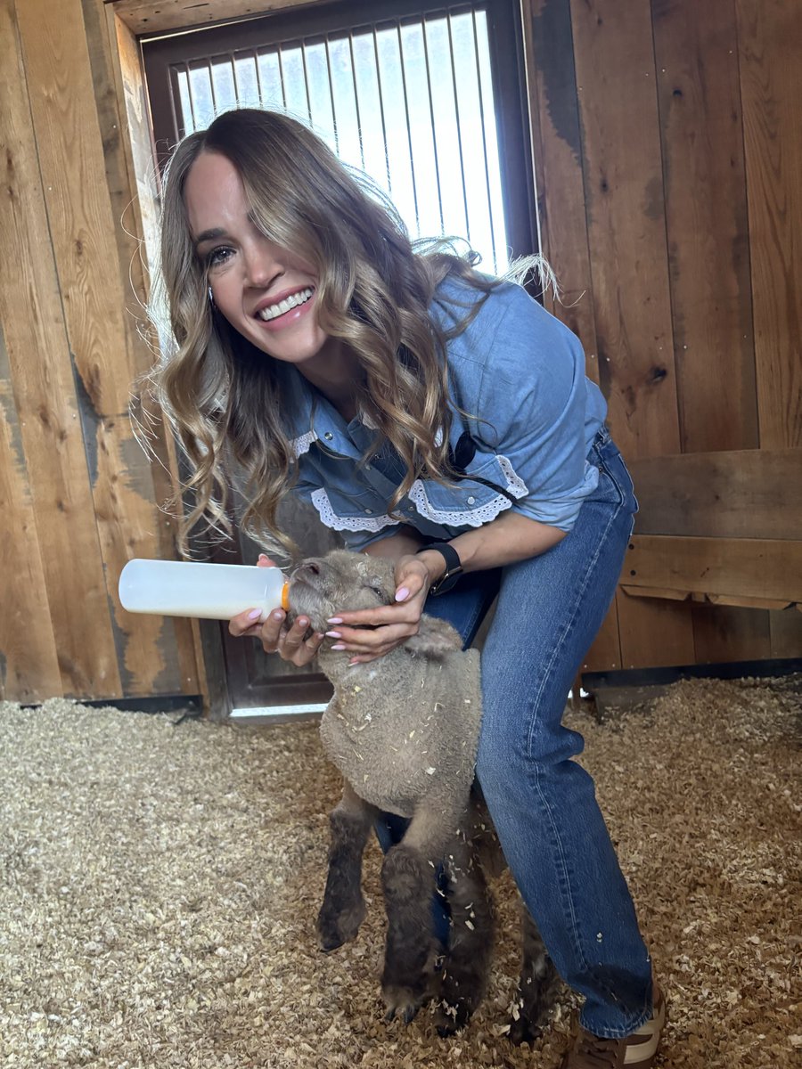 Carrie Underwood tweet media