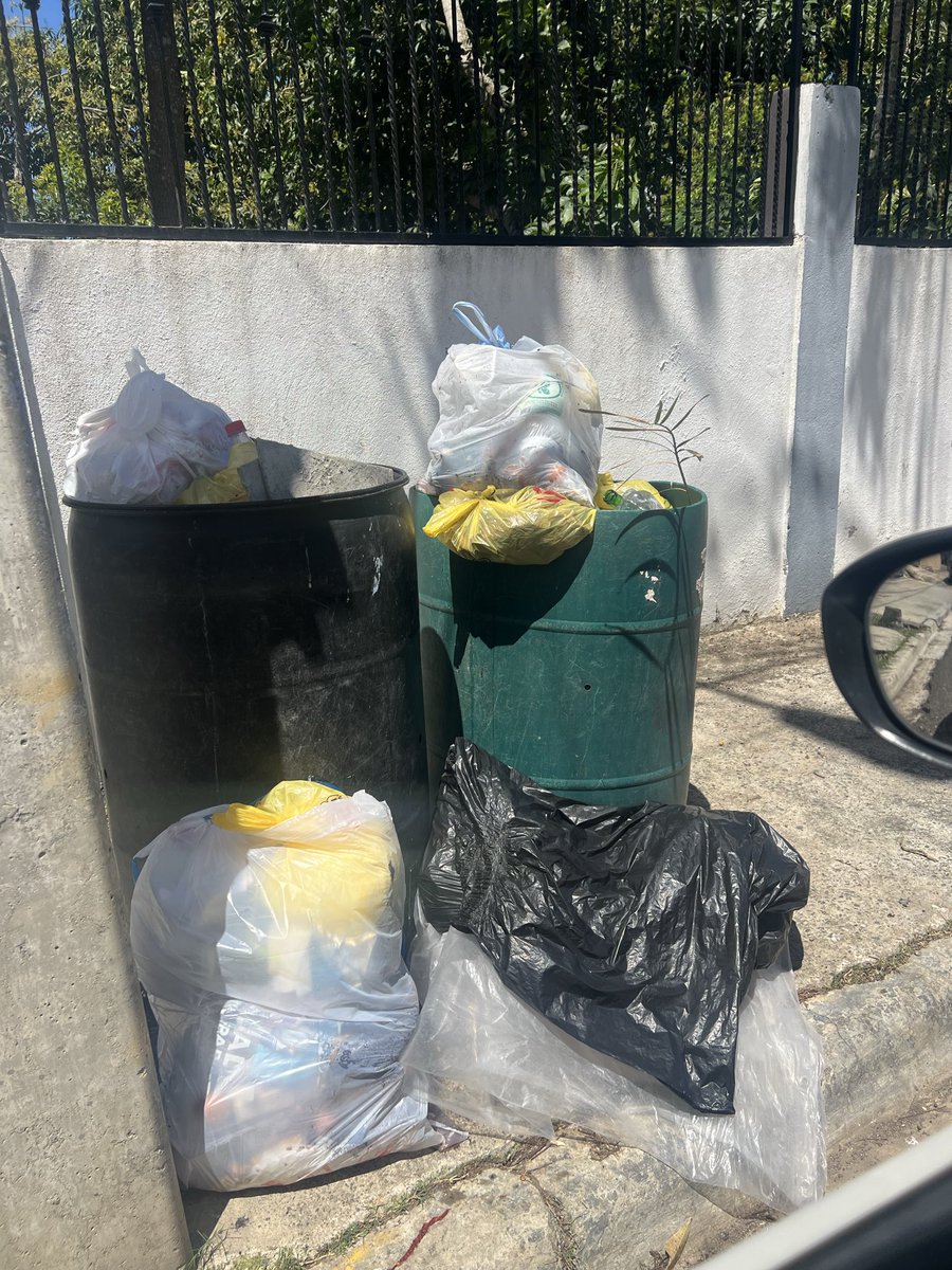 DanielC06's tweet photo. @AlcaldiadeStgo @ulisesrodg más de una semana tenemos en la arboleda zona sur que no pasa un bendito camión de la basura por aquí, los tanques abarrotados y llenos de gusanos. Más o menos para cuando tienen programado la recogida? https://t.co/Exy8PbAvHv
