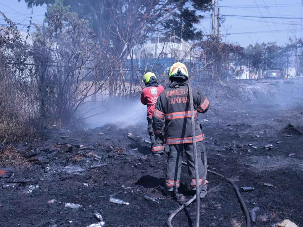 UMPCyBZ's tweet photo. #AlMomento
Oficiales 👨🏾🚒 de #Base2 atienden reporte 📞 de incendio 🔥 en un predio contiguo a empresas 🏭 en la col. Marcelino Garcia Barragán.
⚠️ Precaución al circular en la zona 🚨 https://t.co/TQT7p6zIK4