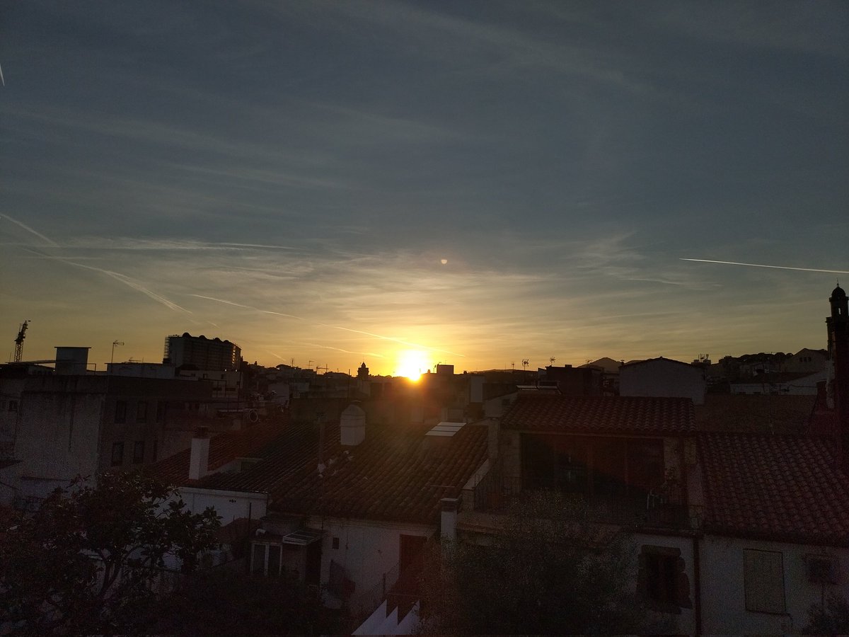 MeteoAdM's tweet image. #Bonvespre des de la part alta d'#ArenysdeMunt Avui hem encetat la setmana amb força fred a 1a hora (mín: 3,1°C) i ambient agradable al centre del dia (màx: 17,6°C) en un dia que ha acabat el dia amb un cel força enteranyinat i alguns deixants dels avions 👇