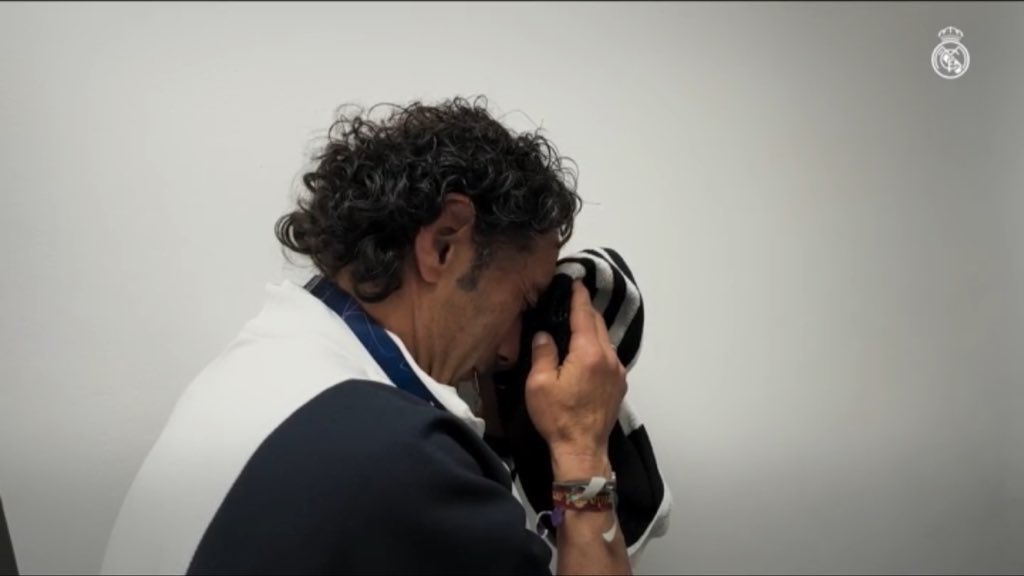 SeputarMadrid's tweet photo. 🤍 Salah satu kitman Real Madrid, Manolín, tidak berada di pinggir lapangan bersama staf lain saat adu penalti Manchester City–Real Madrid di Etihad musim 23/24.

Ia menghabiskan seluruh momen adu penalti dengan berdoa menggunakan rosarionya di ruang ganti.

“They prayed for a miracle, and the miracle arrived.

[via En el corazón de la Decimoquinta RMTV]