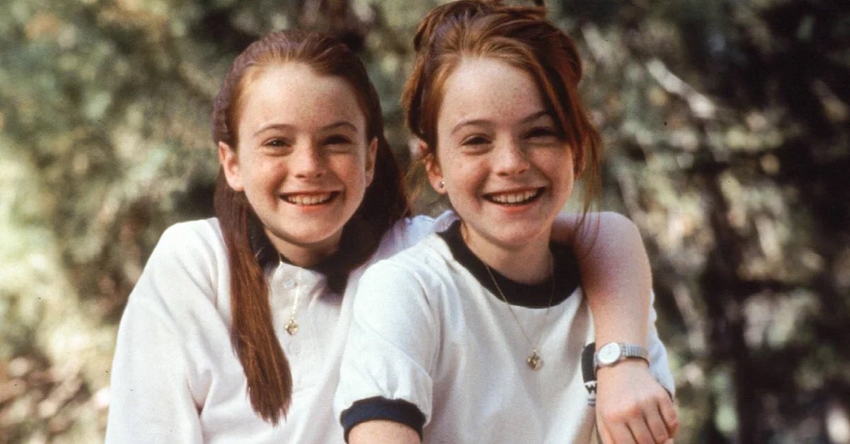 brencsz's tweet photo. También debieron darle un Oscar a Lindsay Lohan por interpretar dos papeles y además hacerme creer por años que realmente tenía una gemela. https://t.co/0hkg1AOtQr