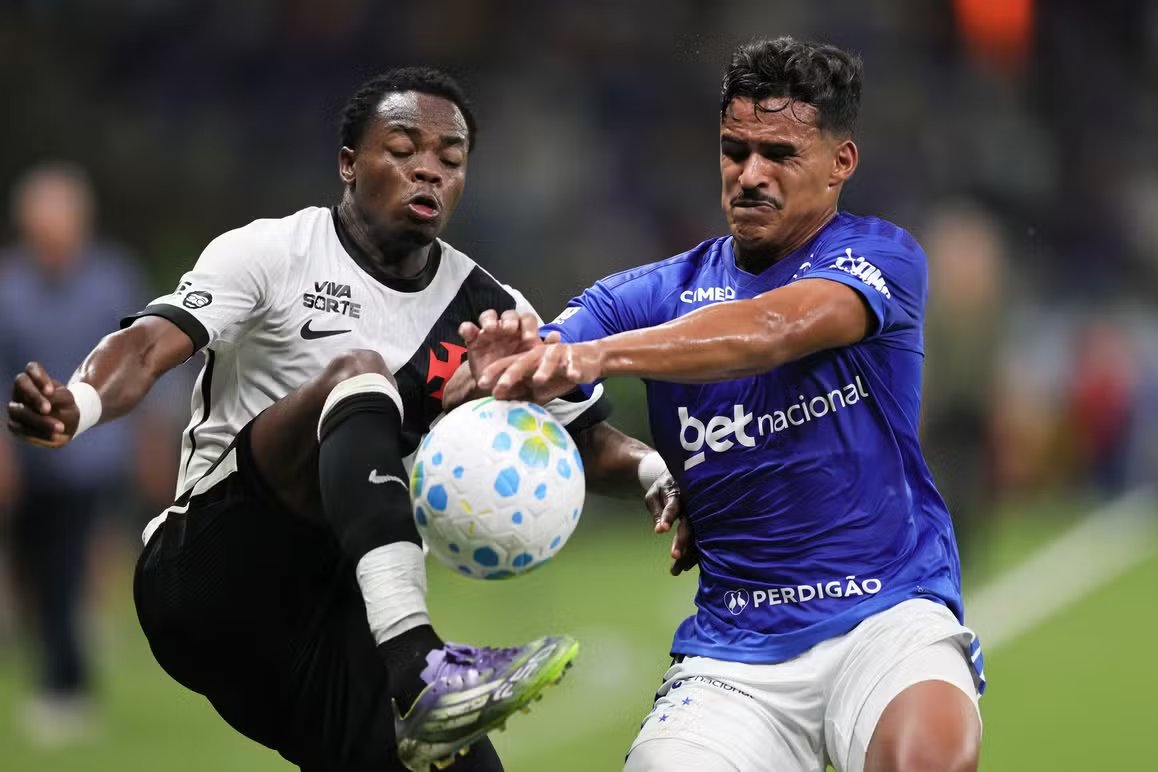 E quando o jogador do Cruzeiro deu um TAPA NA BOLA jogando pra escanteio e a bandeirinha marcou TIRO DE META pro Cruzeiro e o árbitro não satisfeito ainda deu amarelo por reclamação para o Andrés Gómez???

ROUBALHEIRA SURREAL! 🙆🏻‍♂️🔫🦹🚧🛑