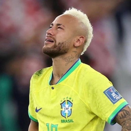 MARADIOFM's tweet photo. La Star du football brésilien @neymarjr écarté de la Sélection dans le cadre des matches de préparation pour la Coupe du monde.Neymar ne fait pas partie de la liste des joueurs retenus par Ancelotti #RFMINFO https://t.co/mdQFvUAnNk