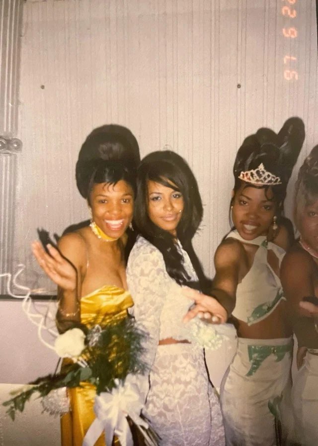 AaliyahLegion's tweet photo. Aaliyah at prom, 1997 https://t.co/zeW1PXVlp5