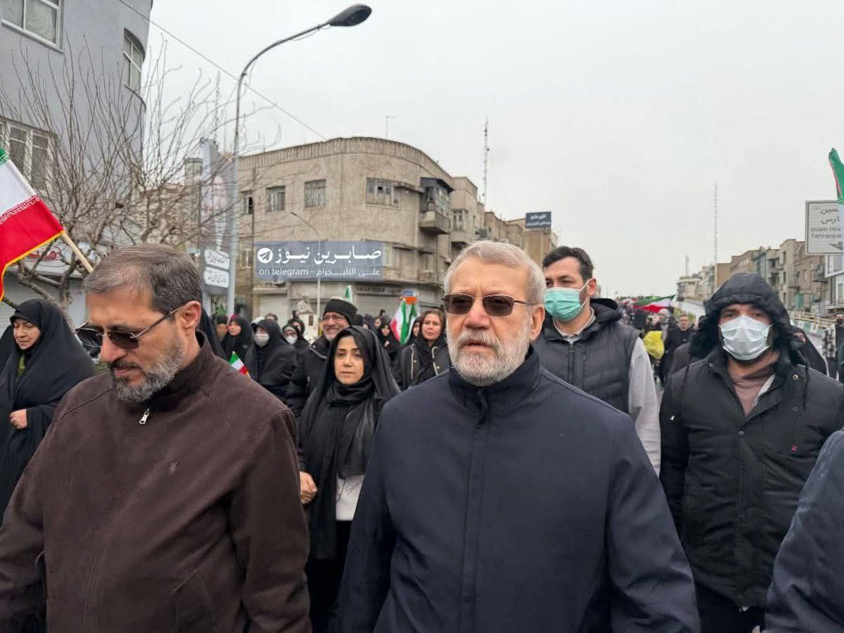 لاريجاني <a href="/alilarijani_ir/">Ali Larijani | علی لاریجانی</a> 
عالِم، فيلسوف، مؤلِّف، سياسي رفيع، قائد عسكري، بكالوريوس رياضيات، دكتوراه في فلسفة كانط المعقدة والمكثّفة، كبير مفاوضي الملف النووي سابقًا، رئيس مجلس أمن قومي أعلى في دولةٍ يريد العالمَ أجمع اسقاطها. يتجوّل على قدميه وسطَ أهله أعزلًا منفردًا،  فوقه مئات