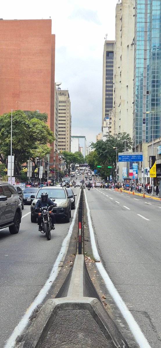 leonardoenlinea's tweet photo. #16MARZO así está #caracas al mediodía sin la contaminación y el caos que genera el transporte superficial. Debemos buscar alternativas para tener un sistema de transporte accesible, que sea amable con las personas y que sirva con eficiencia. https://t.co/95h9UF2Dwm