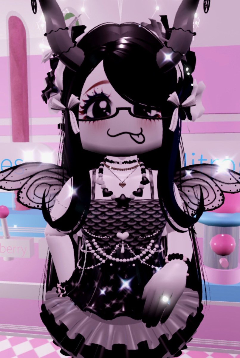 SnowyMoon14's tweet photo. - Looking for ROYALE HIGH artists to commission! Please only respond to this post if you play Royale high and are wanting RHD/items (in game stuff) for your art. 
- im mainly looking for a bust up pfp style of my OC. 
- my budget is around 75k!
#royalehigh #rhtc https://t.co/B19DpGQXqa