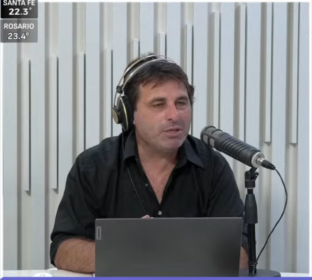jbattagliotti's tweet photo. Buen día!!!, ya estamos en AIRE de Santa Fe hasta las 6hs con @mcelinaperez 

FM 91.1 en Santa Fe

Mandanos tu mensaje (foto o video) al 342 5219271... https://t.co/tFv0HD3zNv