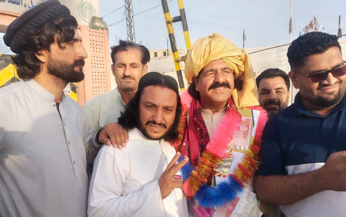 ulusyar3's tweet photo. Welcome back #AliWazir after one and a half years of incarceration under politically motivated cases. https://t.co/GcjroLONkP