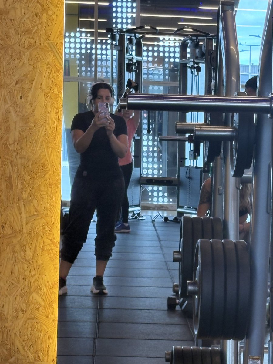 Nada nos detiene 💪🏻 entreno antes del turnito de noche 💜