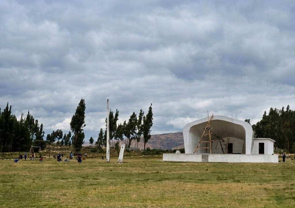 Fotografía del Parque Guayaquil, qué comenzó a construirse en 1941 y fue inaugurado en 1951. Con el paso de los años, este parque se ha convertido en un hermoso lugar de encuentro y recreación para las familias de Riobamba.

¿De qué año crees que es la imagen?
