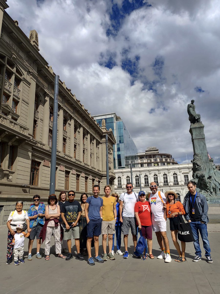 stgoturismo's tweet photo. Porque el Centro Histórico es una detención obligada para quienes visitan Santiago, turistas de España, Brasil, Italia, Bolivia, Perú y Argentina se embarcaron en el #TourGratis que invita a descubrir el corazón de la ciudad. El grupo fue guiado por Lorena Bruna. https://t.co/O3Gjkplbf1
