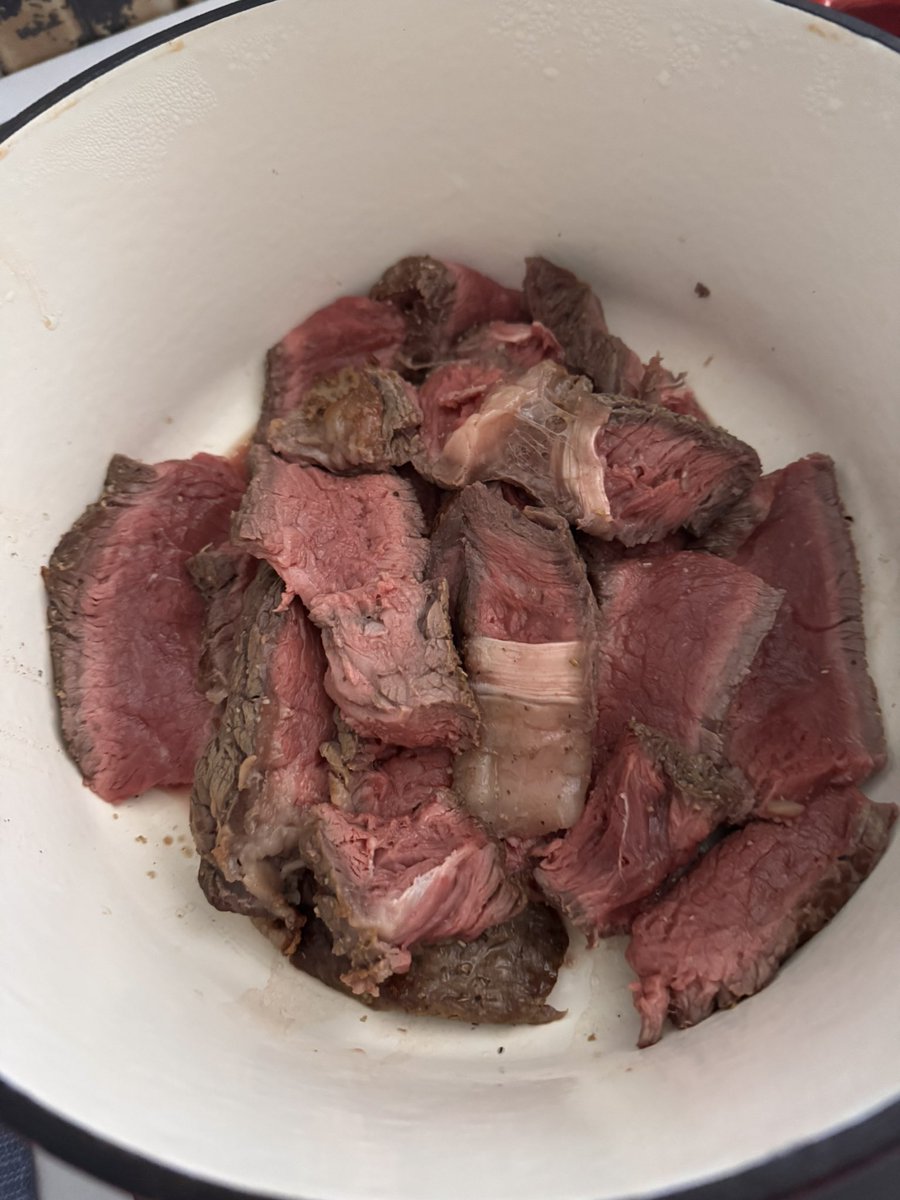 Tentation145L's tweet image. “Festin du soir 🥩🔥 : côte de bœuf au four, croûte à l’ail &amp;amp; fines herbes, rostis et riz cantonais 🍚. Moi je valide fort 😎… mais surtout, laissez‑moi beaucoup de viande sur l’os demain, pas question de grignoter du vide ! #DogLife #RepasDeRoi #TysonApprouve”