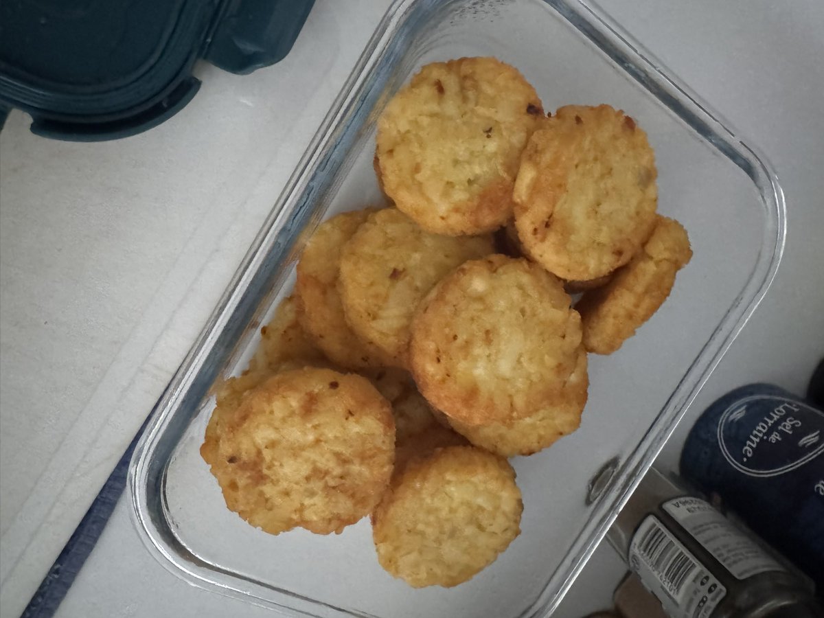 Tentation145L's tweet image. “Festin du soir 🥩🔥 : côte de bœuf au four, croûte à l’ail &amp;amp; fines herbes, rostis et riz cantonais 🍚. Moi je valide fort 😎… mais surtout, laissez‑moi beaucoup de viande sur l’os demain, pas question de grignoter du vide ! #DogLife #RepasDeRoi #TysonApprouve”