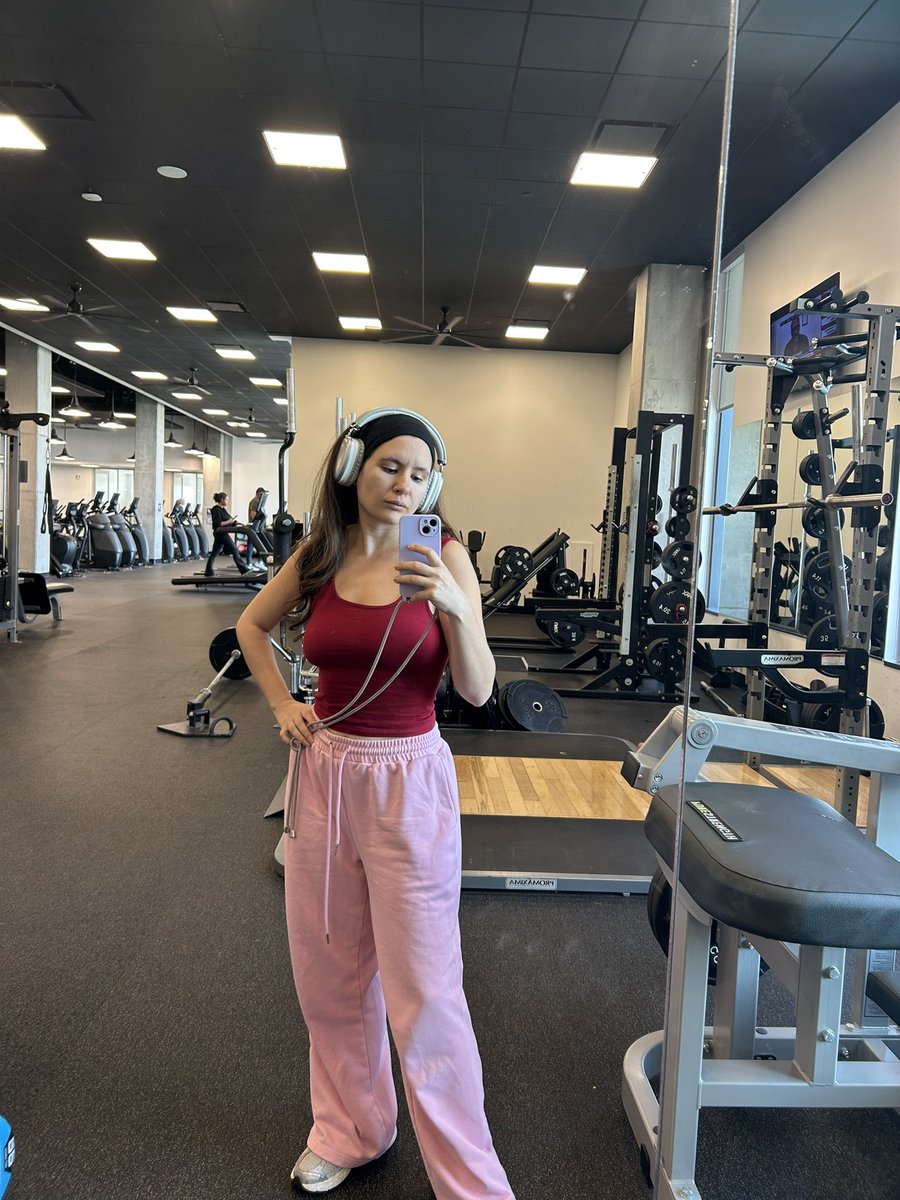 visceraldream's tweet photo. Braless at the gym because I fear nothing #lockinmonday https://t.co/XNnLQBbxuf