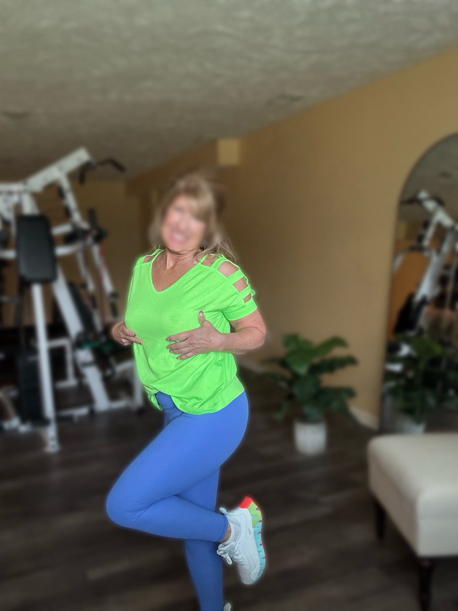 Rayvndesire's tweet photo. Working out with me comes with fringies… 
#onlyfansfit #sexy #milf #adultcontent #whosworkingoutwithme #maturegirlsrock #feminineenergy https://t.co/dp4tl1DgkS