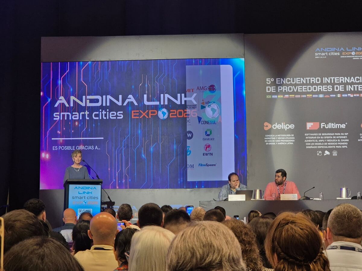 ImpactoTIC's tweet photo. Del 9 al 12 de marzo, Cartagena volvió a convertirse en el punto de encuentro del sector de las telecomunicaciones en Colombia con Andina Link 2026.
Con 31 años de trayectoria, el evento reunió a más de 200 expositores, 5.000 asistentes y una nutrida agenda académica para analizar los retos y avances de la industria.
Si no pudiste asistir, no te preocupes: aquí te contamos lo más destacado 👇📡
https://t.co/w8yAtgUF9A
#AndinaLink2026 #Telecomunicaciones