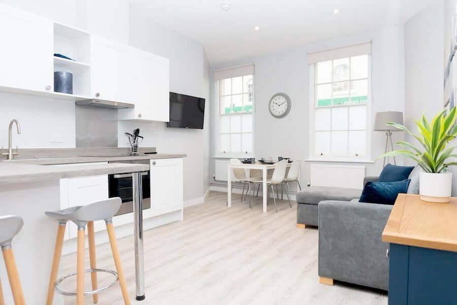 staylets1's tweet image. Unlike hotels, our #apartments offer a welcoming environment where you can unwind in your own space. 

Cook meals in your kitchen or enjoy takeout without communal dining. We focus on making your stay stress-free 🧡

Browse our #accommodations buff.ly/KVfe9c3
#Hospitality