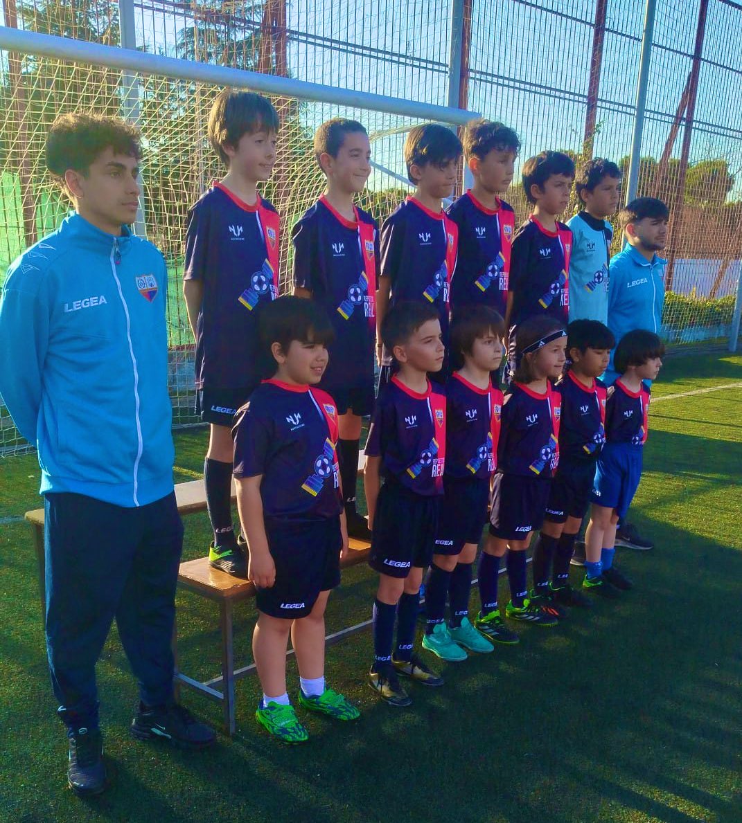ad_sanpascual's tweet photo. Tarde de fotos oficiales de todos nuestros equipos. 

De fútbol, fútbol sala, baloncesto y voleibol.

Muchas risas mientras buscamos nuestra mejor pose.

🔴🟠🔵 #VamosSanPas https://t.co/BeNUm0iiHG