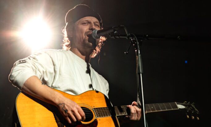 halifaxbloggers's tweet image. Menno Versteeg of Hollerado fame brought cheekiness, personal stories, and a large swath of cuts from his 2024 solo album to his Halifax opening gig for USS in January. More on HAFILAX:

halifaxbloggers.ca/hafilax/2026/0…

#livemusic #musicreview #concertphotos @USSMUSIC @mennovers