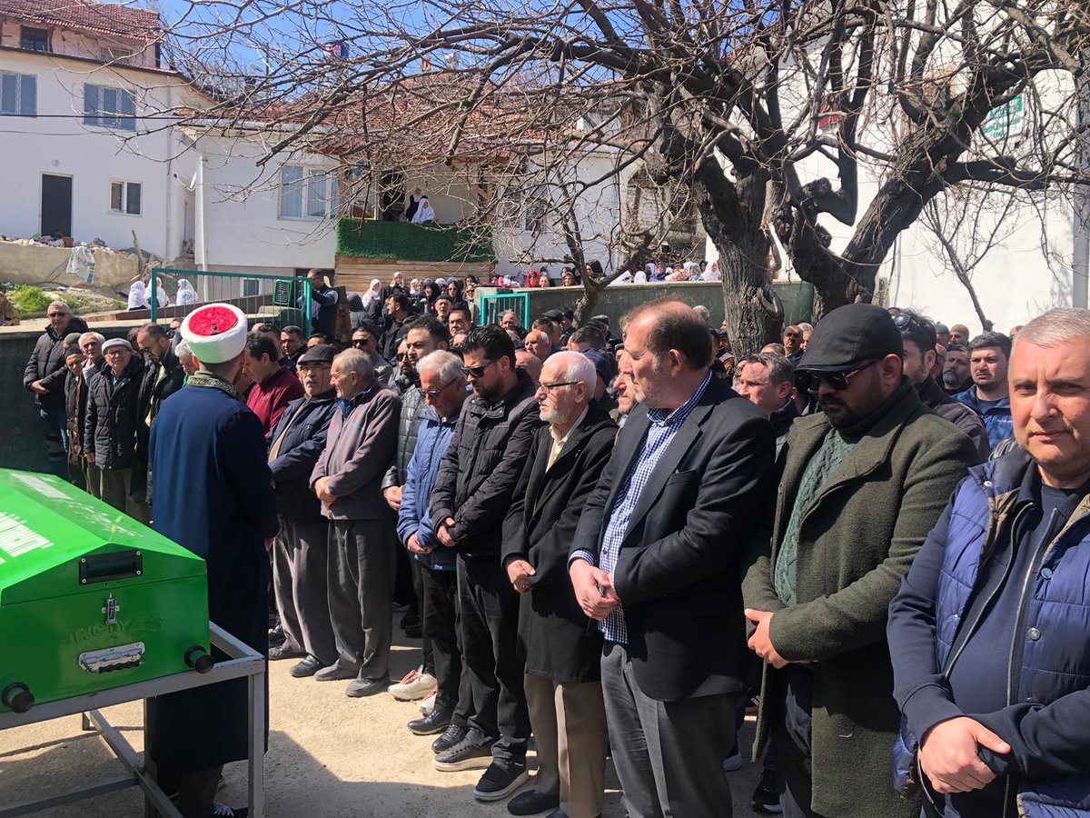 Harun_Karacan's tweet photo. Geçirdiği talihsiz kaza sonucu vefat eden kıymetli aile dostumuz ve hocamız Halil Gün’ü, Sarıcakaya Dağküplü mahallemizde dualarla Hakk’a uğurladık. Rabbim mekanını cennet, makamını âli eylesin. 
Ailesine ve tüm sevenlerine başsağlığı diliyorum. https://t.co/fDZNUvRgVd