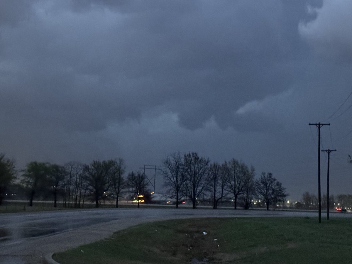 thecolbytaylor's tweet photo. @NWSMemphis sharing just in case it helps with the West Memphis damage report.  I took this a little after 7 before following the cell across the river.  I thought it was outflow dominate and probably just scud https://t.co/wGSkkvFIkb