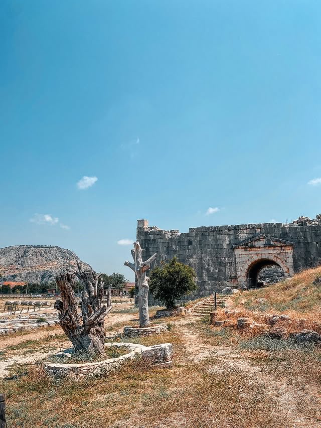 antiksehirler's tweet photo. 📍 Letoon Antik Kenti - Muğla

Likya uygarlığının en önemli kutsal merkezlerinden biri olan Letoon, tanrıça Leto ile çocukları Apollon ve Artemis’e adanmış tapınaklarıyla ünlüdür.

📸 @safaademirel 📸

#sehrininfarkınavar #letoon #muğla https://t.co/b0R0ZJMLv8