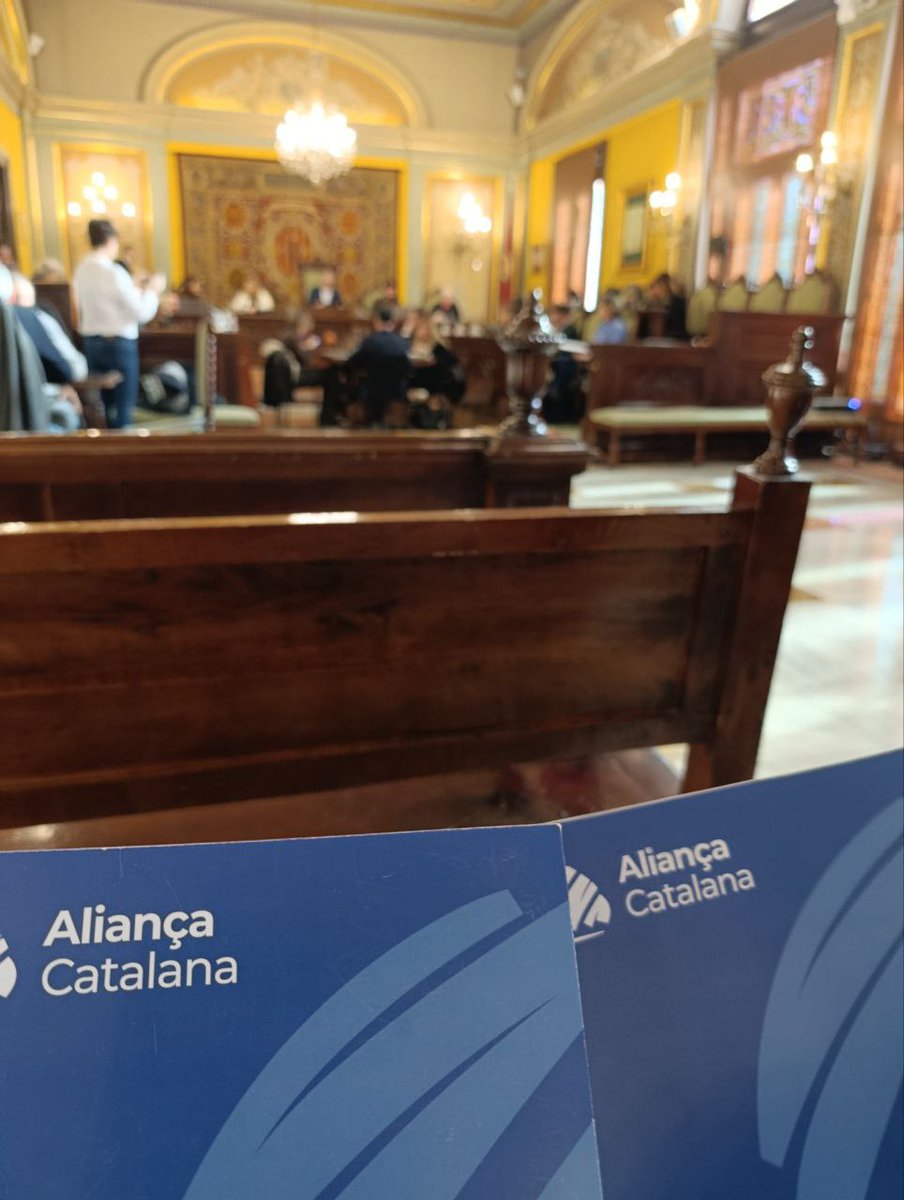 Avui hem estat presents al ple de la Paeria, on s'ha aprovat el nou contracte de recollida de brossa: 262M en 10 anys, +50% d'augment.

Aquest contracte respon a la desorbitada pujada de la taxa d'escombraries. 

Paguem molt i mereixem carrers nets, no deixadesa!

💙#SalvemLleida