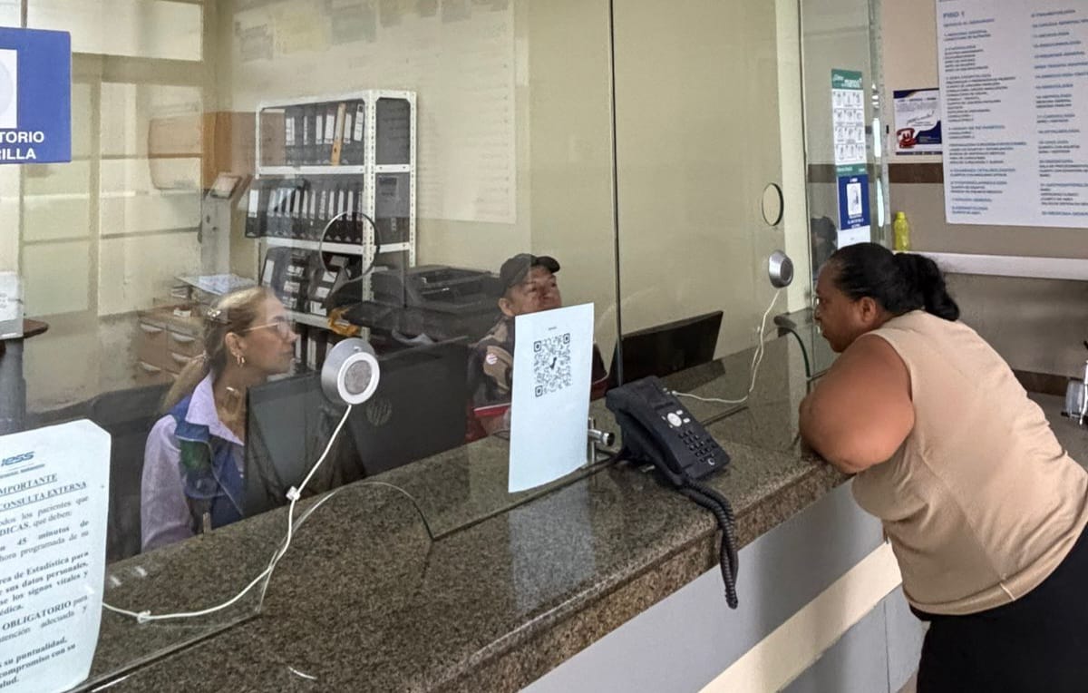 #IESSteInforma | Pese a la época invernal, el 🏥 Hospital General Babahoyo mantiene su operatividad. 

Las áreas de Emergencia, Hospitalización, Farmacia, Laboratorio y Estadística se mantienen activas, reafirmando el compromiso de los profesionales de la salud con los asegurados