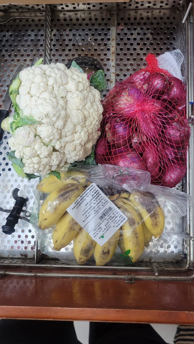 saxisam's tweet photo. @JioMart_Support I placed an order on JioMart and was given a Cauliflower instead of Tomatoes. Also, the bananas were rotten. What is going on? Either replace the cauliflower &amp; bananas immediately or initiate a refund. https://t.co/FGy0RIcIiB