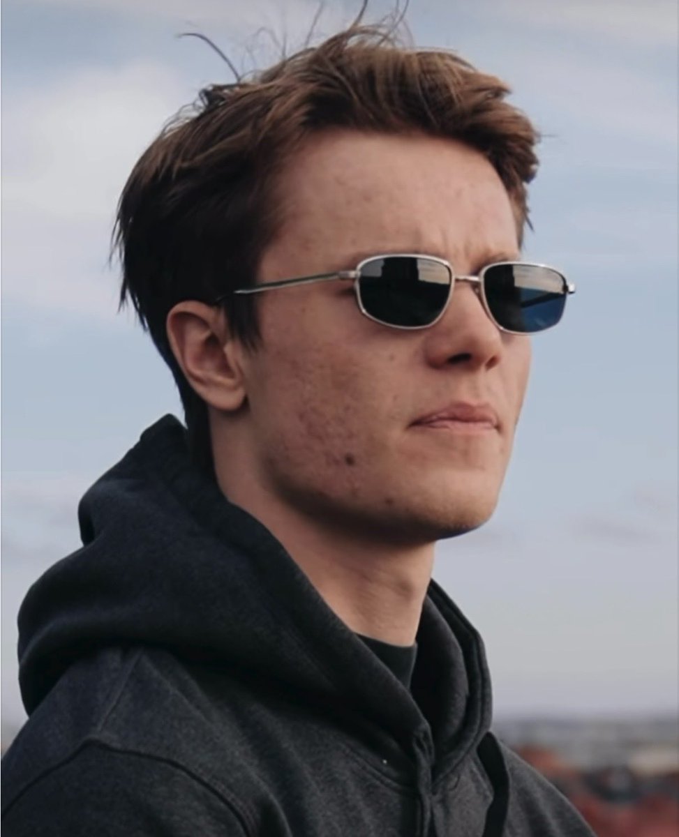 saknarhurduror's tweet photo. Wilhelm never ran after that car. 10 years later, he escapes his security to sit on an hotel rooftop and have a break.

But someone is already there. Someone he wasn't expecting to ever meet again.

"You look different, it suits you."

"You're as beautiful as the day I met you." https://t.co/Stw360KbmE