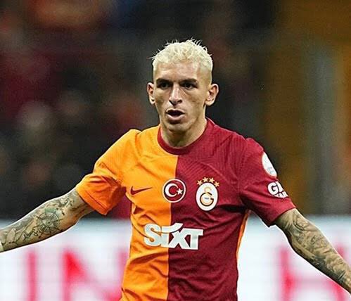Mesela bu karaktersiz tam 4 yıldır kırmızı kart görmüyor. Galatasaray'ın yıllardır kollandığını en iyi kanıtı.