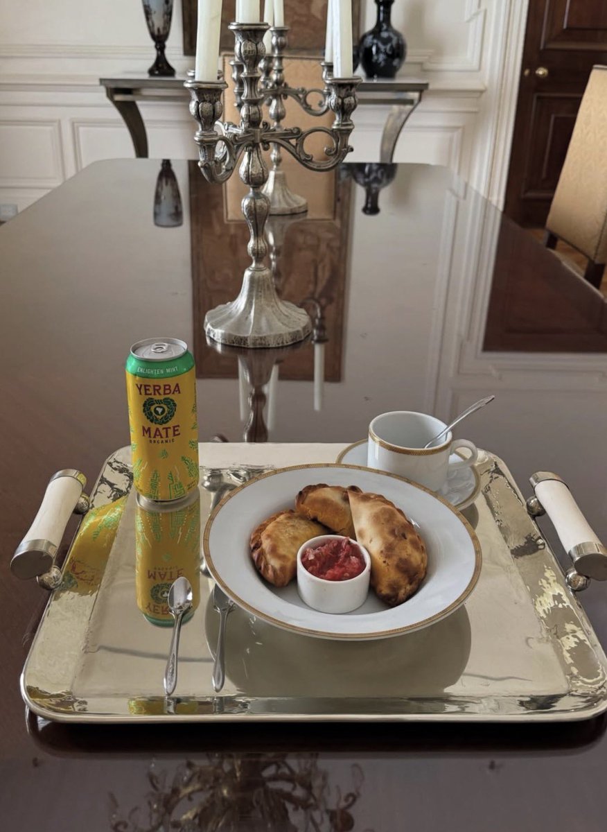 slimvickins's tweet photo. guess who’s meal it is by the drink (level impossible) https://t.co/HRfEpUYEsS