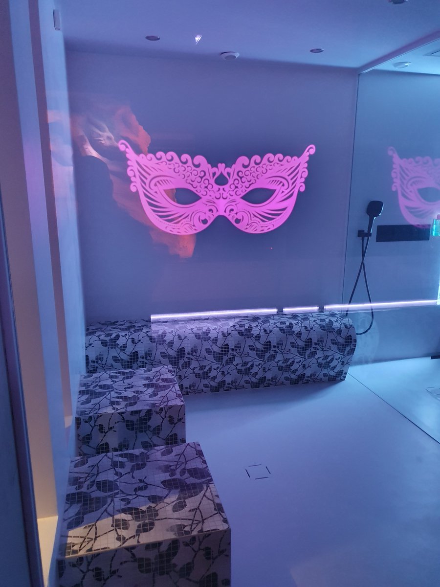 Qui me rejoint sous cette douche XXL ? 🥵🔥🔥🔥