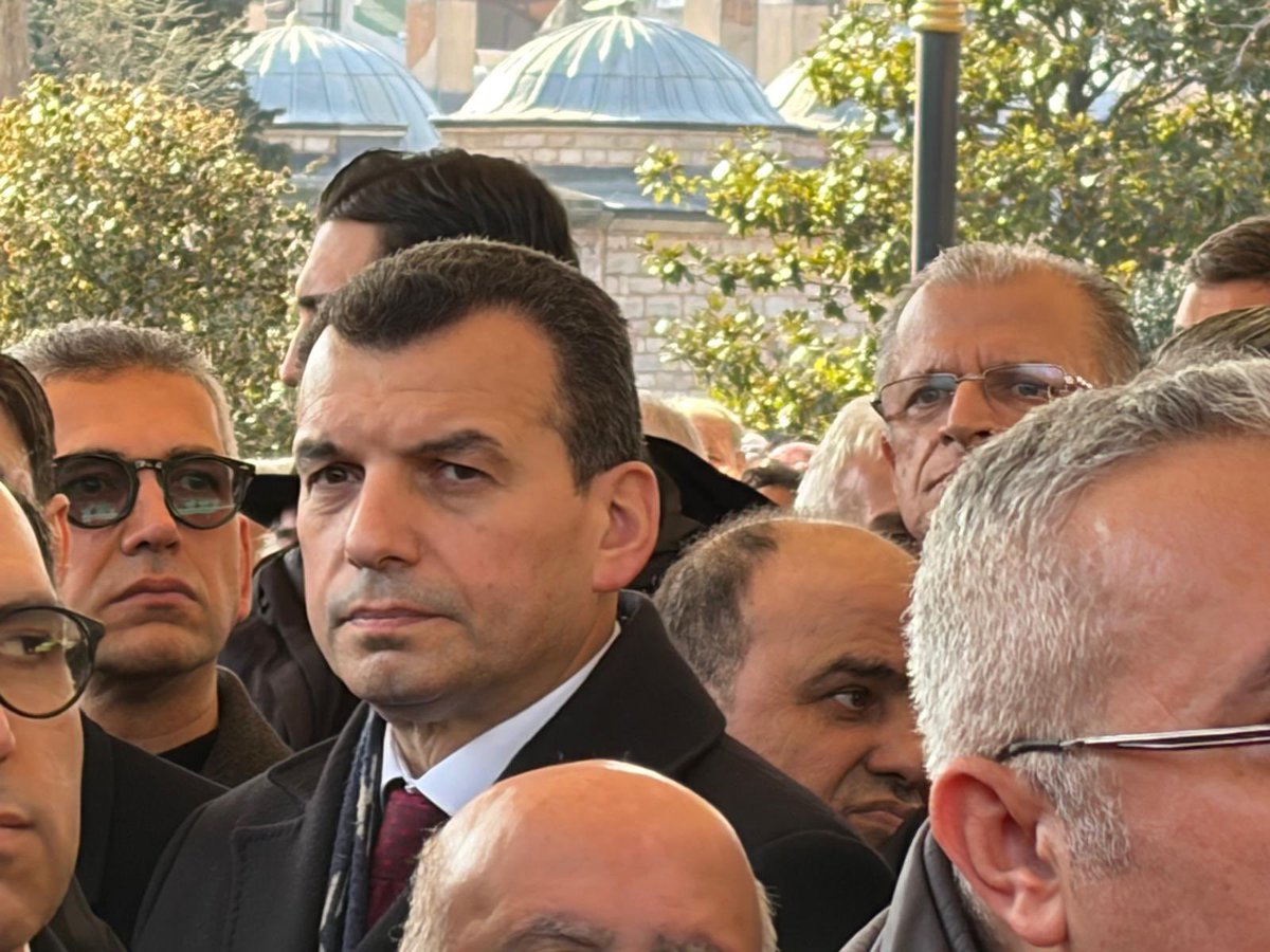 Kıymetli tarihçimiz Prof. Dr. İlber Ortaylı hocamızı son yolculuğuna uğurlamak üzere düzenlenen cenaze merasimine katıldık.
Ömrünü ilme ve tarih bilincine adayan değerli hocamıza Allah’tan rahmet; ailesine, yakınlarına ve sevenlerine sabır ve başsağlığı diliyorum. Mekânı cennet,