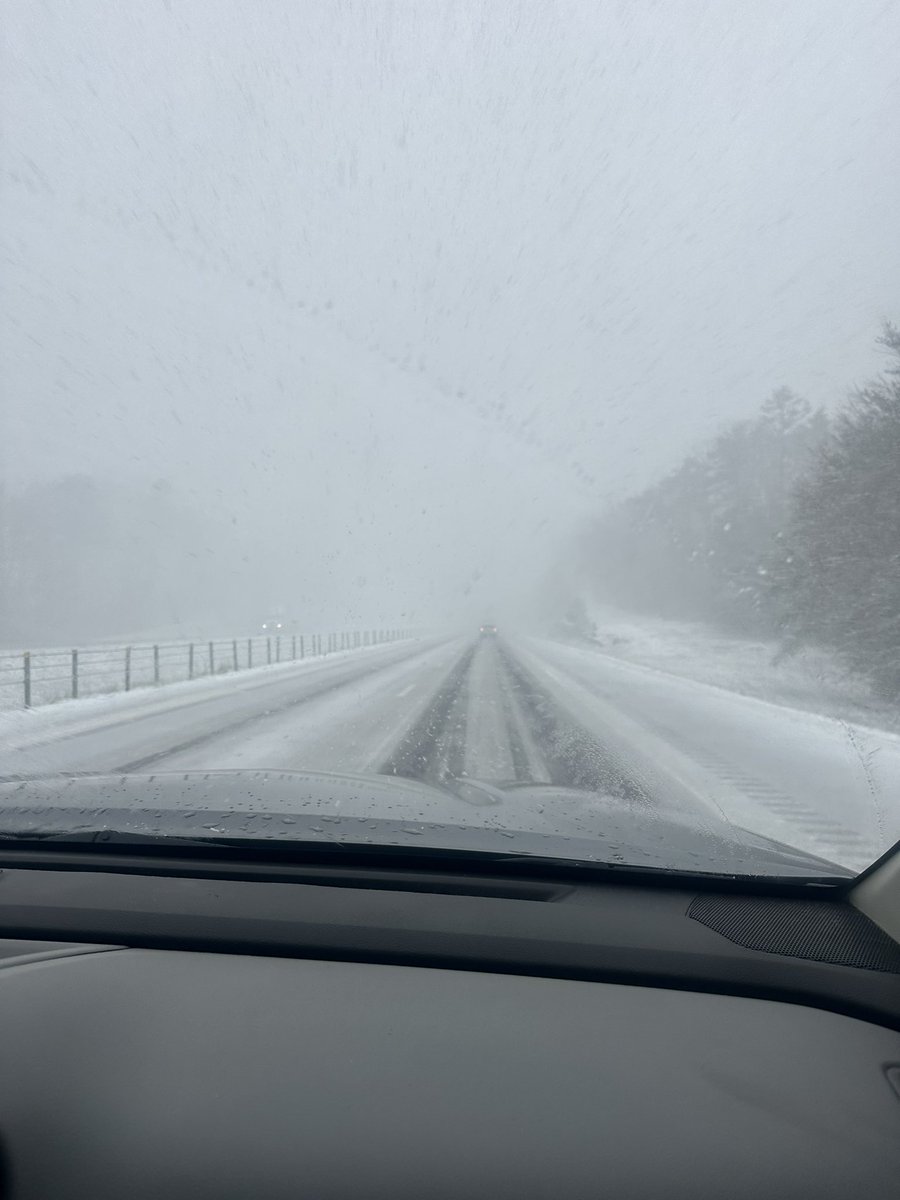 ashbinks2588's tweet photo. Snow in Mid March in TN is crazy! https://t.co/0rpSQtAaOB