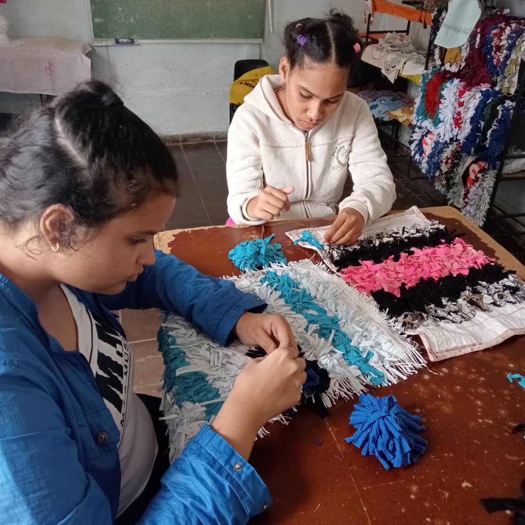 En cada aula de Educación Especial, el corazón es el protagonista.
#64AñosDeAmor
#EnseñanzaEspecial
#Cuba